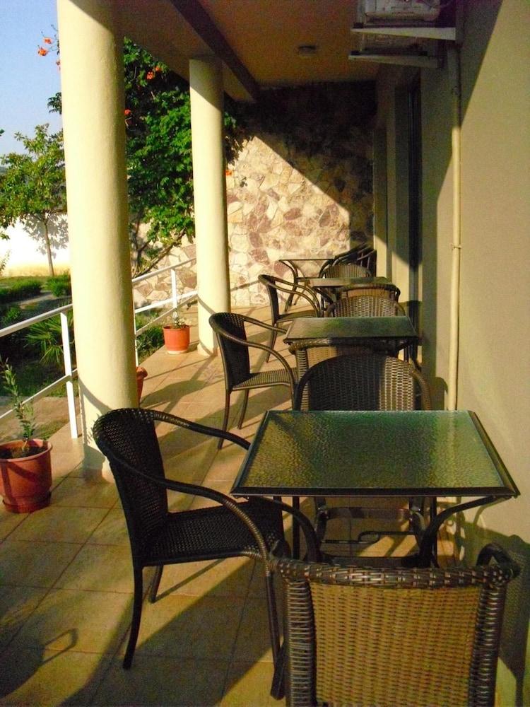Hotel Viktoria Tirana Mjull-Bathore Экстерьер фото